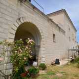 L�ultima tappa del nostro viaggio � rappresentata dall�ipogeo della masseria, databile intorno al XIII-XIV secolo, al quale arriviamo passando attraverso un arco: un passaggio che pare dividere la propriet� fra la sua parte abitabile...